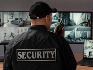 Empresas de seguridad - Guardia de seguridad observando monitores con cámaras de las mejores empresas de seguridad en CDMX