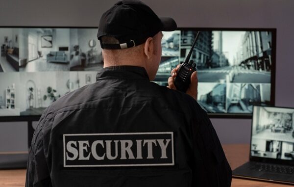 Empresas de seguridad - Guardia de seguridad observando monitores con cámaras de las mejores empresas de seguridad en CDMX