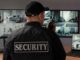 Empresas de seguridad - Guardia de seguridad observando monitores con cámaras de las mejores empresas de seguridad en CDMX