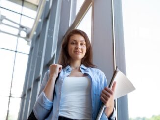 Mejores universidades - Mujer joven sosteniendo una libreta de estudio en una de las mejores universidades privadas en CDMX