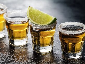 Tequilas en CDMX - Algunos caballitos de tequila servidos tradicionalmente con sal y limón en CDMX