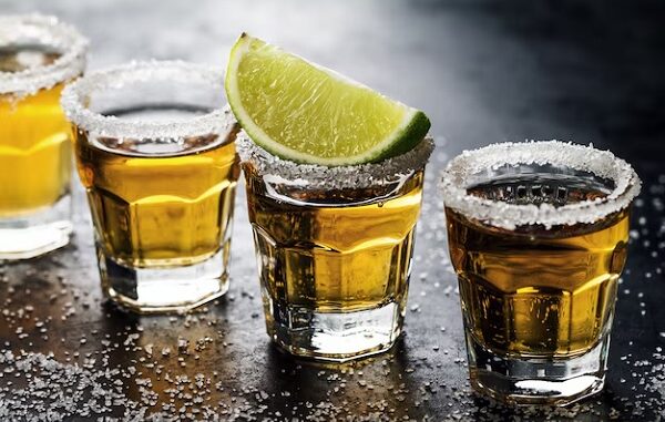 Tequilas en CDMX - Algunos caballitos de tequila servidos tradicionalmente con sal y limón en CDMX