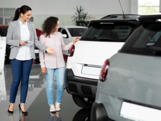 Tiendas de coches usados - Asesora de ventas mostrándole a una mujer diversos modelos de coches en una de las mejores tiendas de coches usados en CDMX