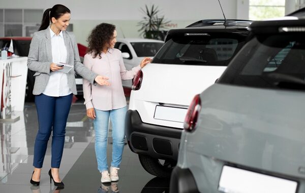 Tiendas de coches usados - Asesora de ventas mostrándole a una mujer diversos modelos de coches en una de las mejores tiendas de coches usados en CDMX