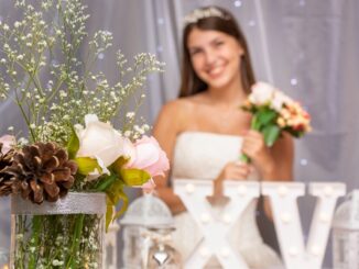 Tiendas para quinceañeras - Mujer joven sonriendo detrás del arreglo para la fiesta de 15 años hecho por una de las mejores tiendas para quinceañeras en CDMX