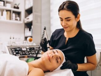 Tratamiento facial - Dermatóloga realizando un tratamiento estético facial a una mujer para rejuvenecer el rostro y eliminar las arrugas en el mejor centro estético en CDMX