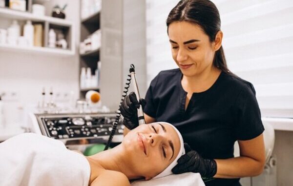 Tratamiento facial - Dermatóloga realizando un tratamiento estético facial a una mujer para rejuvenecer el rostro y eliminar las arrugas en el mejor centro estético en CDMX