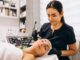 Tratamiento facial - Dermatóloga realizando un tratamiento estético facial a una mujer para rejuvenecer el rostro y eliminar las arrugas en el mejor centro estético en CDMX
