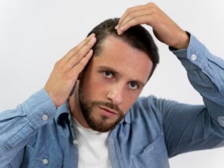 Injerto de cabello costo - Hombre observando el avance de la pérdida de cabello en las entradas considerando un tratamiento de injerto cabello CDMX