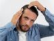 Injerto de cabello costo - Hombre observando el avance de la pérdida de cabello en las entradas considerando un tratamiento de injerto cabello CDMX