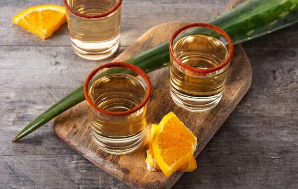 Mezcalerías CDMX - 3 mezcales servidos junto a limón en las mejores mezcalerías CDMX