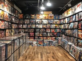 Tiendas de cómics CDMX - Interior de una tienda de cómics en CDMX que posee diversas ediciones y artículos coleccionables