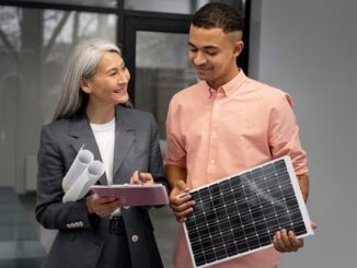 Tiendas de paneles solares - Hombre sosteniendo un panel solar moderno mostrando los beneficios de los paneles solares en CDMX