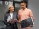Tiendas de paneles solares - Hombre sosteniendo un panel solar moderno mostrando los beneficios de los paneles solares en CDMX