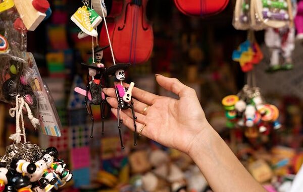 Tiendas de souvenirs - Persona comprando un objeto artesanal en una de las mejores tiendas de souvenirs en CDMX