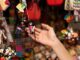 Tiendas de souvenirs - Persona comprando un objeto artesanal en una de las mejores tiendas de souvenirs en CDMX
