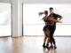 Las mejores academias de salsa en CDMX - Instructores de salsa dando una demostración de sus conocimientos en una clase de baile CDMX