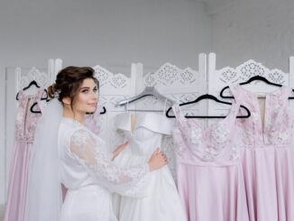 Las mejores tiendas de trajes de novia en CDMX - Mujer eligiendo su vestido de novia en una tienda de trajes muy reconocida de México