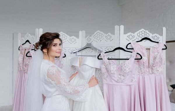 Las mejores tiendas de trajes de novia en CDMX - Mujer eligiendo su vestido de novia en una tienda de trajes muy reconocida de México