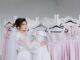 Las mejores tiendas de trajes de novia en CDMX - Mujer eligiendo su vestido de novia en una tienda de trajes muy reconocida de México