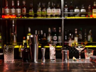 Los mejores bares de copas en CDMX - Típica barra de coctelería con diversos utensilios y bebidas alcohólicas de México