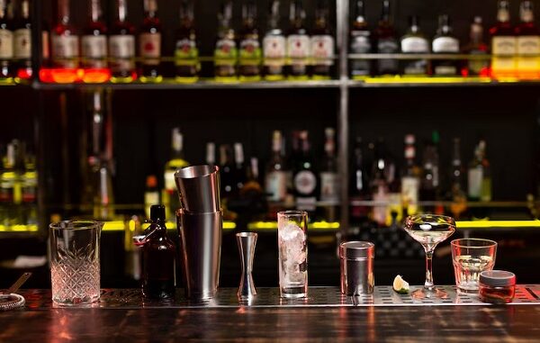 Los mejores bares de copas en CDMX - Típica barra de coctelería con diversos utensilios y bebidas alcohólicas de México