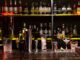 Los mejores bares de copas en CDMX - Típica barra de coctelería con diversos utensilios y bebidas alcohólicas de México