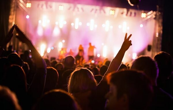 Los mejores festivales de música en CDMX - Concierto principal del mejor festival musical en CDMX con una multitud vibrante de personas
