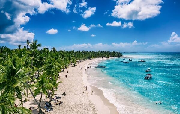 Las 10 mejores playas en CDMX - Imagen de personas disfrutando de un día en la playa