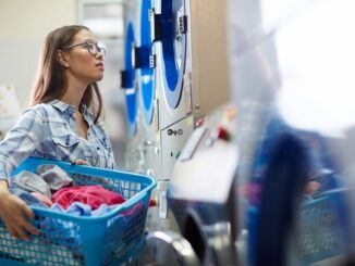 Las mejores lavanderías self-service en CDMX - Mujer recogiendo su ropa de una lavandería self-service en Ciudad de México