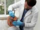 Doctores de injerto de cabello en CDMX - Mejor cirujano capilar CDMX realizando el boceto del injerto cabello CDMX a un hombre con alopecia avanzada