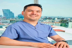 Dr. Fernando Desales de los mejores ginecólogos en CDMX