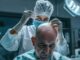 Mejores cirujanos capilares CDMX - Médico tricólogo realizando un injerto de cabello CDMX a un hombre con alopecia avanzada
