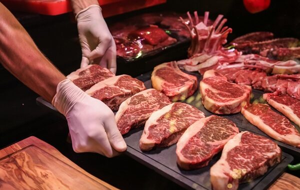 Carnicerías - Carnicero colocando diferentes cortes para la venta de carnes en una de las mejores carnicerías de CDMX