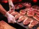 Carnicerías - Carnicero colocando diferentes cortes para la venta de carnes en una de las mejores carnicerías de CDMX