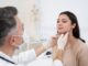 Mejores endocrinos en CDMX - Médico endocrino evaluando las glándulas endocrinas de una mujer para detectar anomalías en la función de las hormonas endocrinas