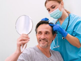 Trasplante capilar precio - Tricólogo evaluando el cuero cabelludo de un hombre para realizar un injerto cabello CDMX en una de las mejores clínicas con financiamiento