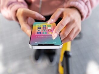 Apps más usadas - Persona usando un dispositivo móvil que tiene instaladas las aplicaciones con más uso en México y las apps populares en CDMX