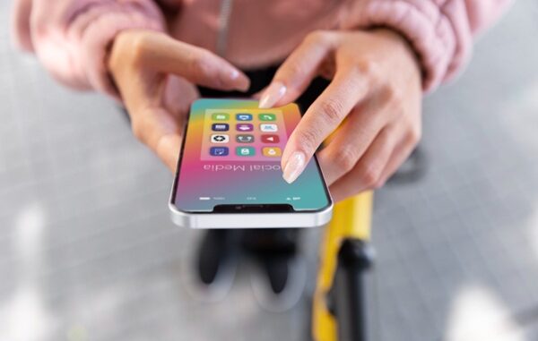 Apps más usadas - Persona usando un dispositivo móvil que tiene instaladas las aplicaciones con más uso en México y las apps populares en CDMX
