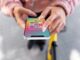 Apps más usadas - Persona usando un dispositivo móvil que tiene instaladas las aplicaciones con más uso en México y las apps populares en CDMX