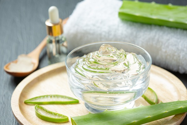 Remedios naturales para el cabello - Recipiente con aloe vera que ayuda a hidratar el pelo seco y detener la caída del cabello