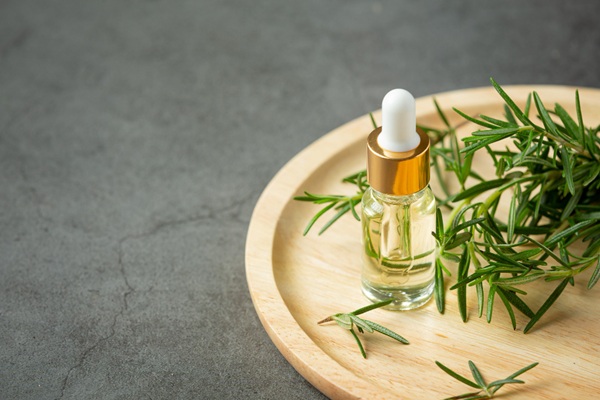 Remedios naturales para el cabello - Extracto de aceite de romero que ayuda a mejorar la circulación sanguínea del cuero cabello parar fortalecer el pelo