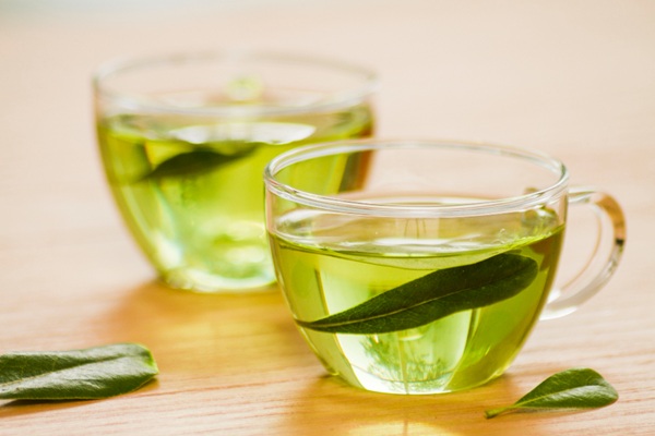 Remedios naturales para el cabello - Tazas con té verde que ayuda a hidratar el pelo y reducir el frizz