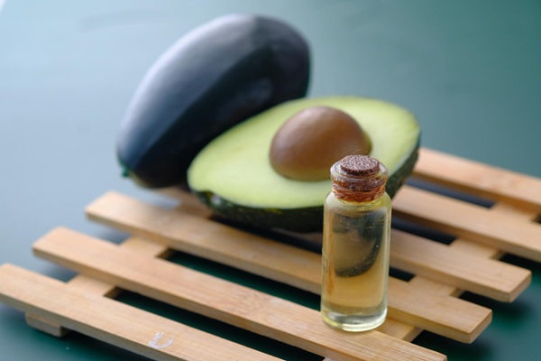 Envase con aceite de aguacate que ayuda a hidratar el pelo seco