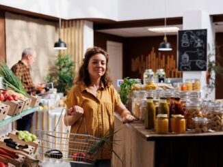 Tiendas de alimentos saludables - Mujer buscando comida sana para llevar una alimentación sana en una de las mejores tiendas de alimentos saludables en CDMX