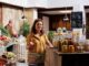 Tiendas de alimentos saludables - Mujer buscando comida sana para llevar una alimentación sana en una de las mejores tiendas de alimentos saludables en CDMX