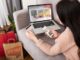 Tiendas en línea - Mujer observando en una computadora las tiendas para comprar por internet en CDMX con envío gratis
