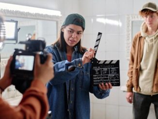 Escuelas de cine en CDMX - Estudiantes en una producción de cine de una de las mejores escuelas de cine en México