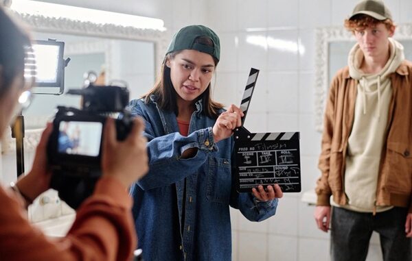Escuelas de cine en CDMX - Estudiantes en una producción de cine de una de las mejores escuelas de cine en México