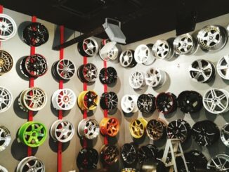 Tiendas de accesorios para autos - Interior de una boutique automotriz con diversos modelos de rines y piezas de carro